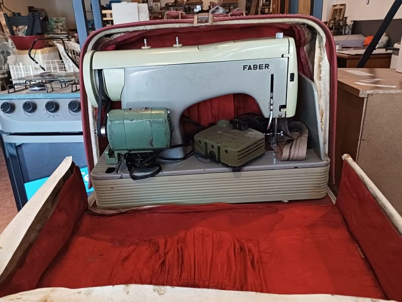 Maquina de Coser FABER con estuche - En venta en subasta - imagen 2