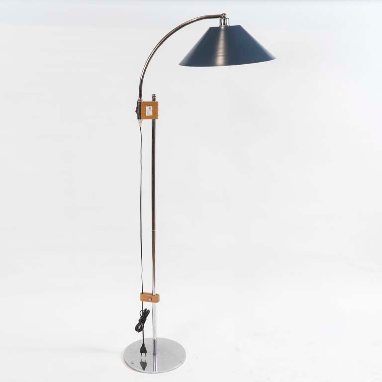 Lámpara de Pie Cromada con Pantalla Metálica Oscura