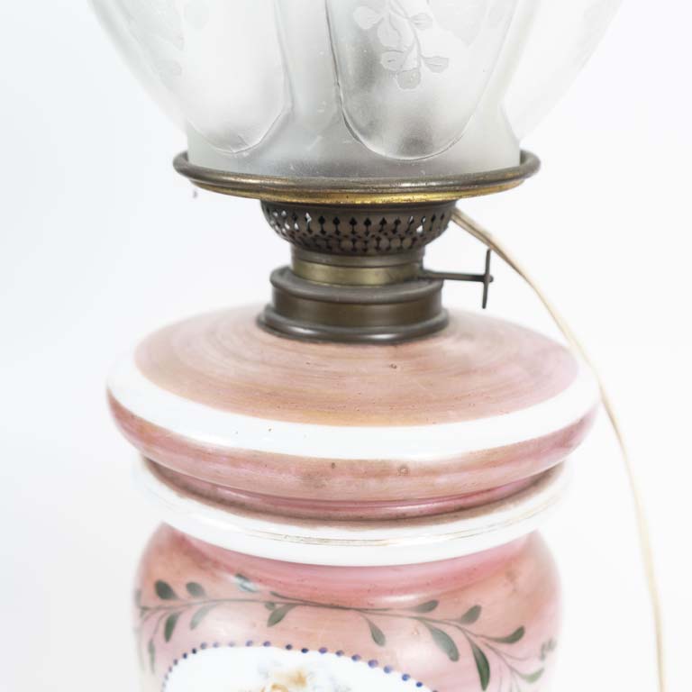 Lámpara keroseno opalina decorada dama con tubo y fanal - imagen 2