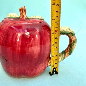 Hermosa tetera sellada . Forma de manzana . Simply Delicivos . Chadwik Miller,Inc (empresa estadounidense importadora).  Tiene alguna restauración .Muy decorativa y coleccionable. Altura aprox: 12.5 cm. - imagen 9