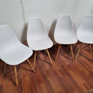 Lote siguiente: Juego de 4 Sillas Blancas Modernas con Patas de Madera
