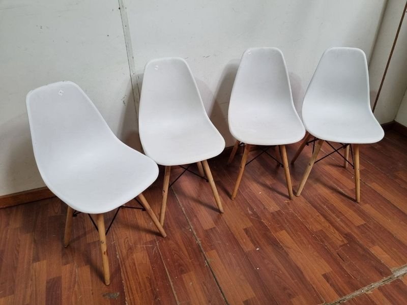 Juego de 4 Sillas Blancas Modernas con Patas de Madera