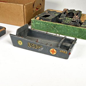 Castillo Desarmado y Dos Barcazas de Tanques en Madera para Coleccionismo - imagen 5