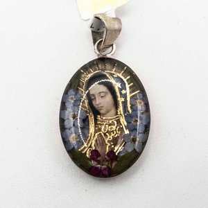 Dije Religioso de Plata con Resina y Flores Secas - imagen 1