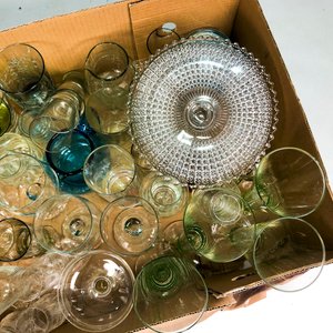 Lote de Cristalería Variada: Vasos, Copas y Jarra de Vidrio - imagen 4