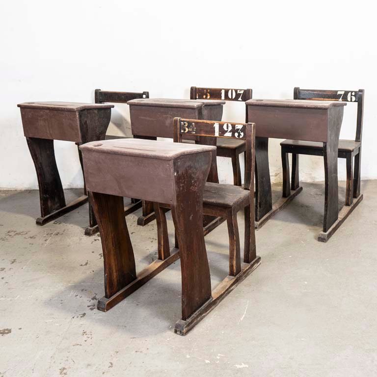 Lote siguiente: Cuatro pupitres antiguos de madera para la venta