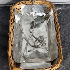 Lote siguiente: Panera Eléctrica Antigua "Takentinho" de Madera y Ratán con Tapa