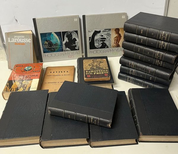 Lote de 13 Tomos de Revista de Derecho Público y Privado (1938-1944) y 6 Libros Variados