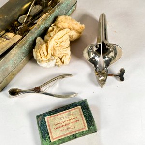 Instrumental Médico Antiguo para Papanicolau en Caja Metálica - imagen 2
