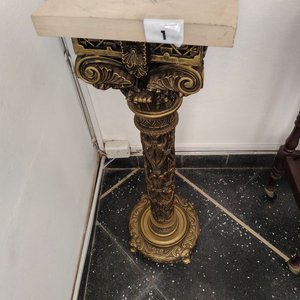 Pedestal Clásico Dorado con Detalle en Mármol - imagen 2