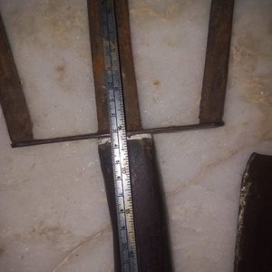 Lote de Herramientas Antiguas de Campo: Hacha, Cuchillo y Hoces - imagen 12