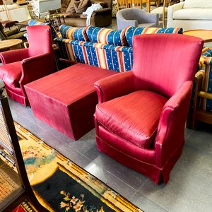 Lote siguiente: Juego de Sillones y Mesa Auxiliar Tapizados en Rojo