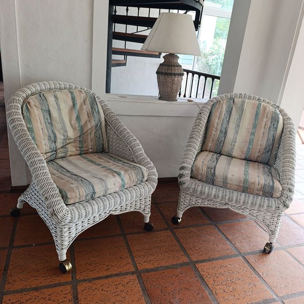Par de Sillones de Mimbre Blancos con Ruedas y Almohadones Rayados