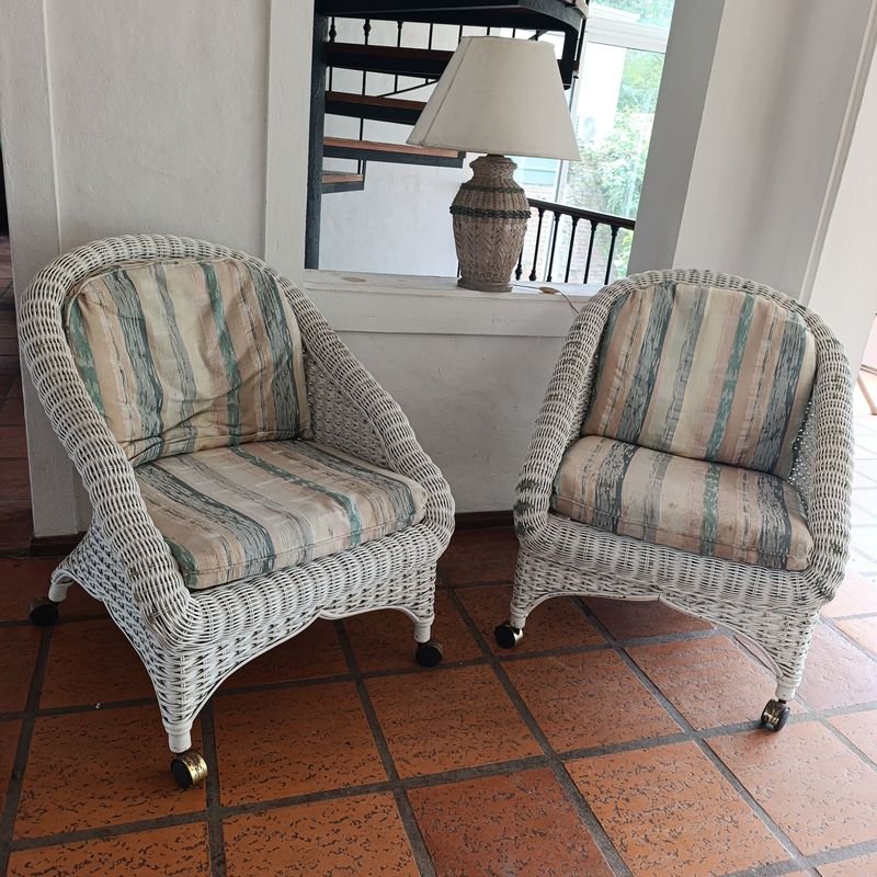 Par de Sillones de Mimbre Blancos con Ruedas y Almohadones Rayados