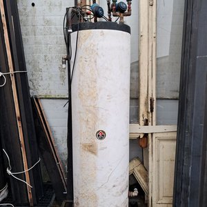 Lote siguiente: Dos Piezas: Termotanque ACU con Aislante Térmico y Caldera ACU