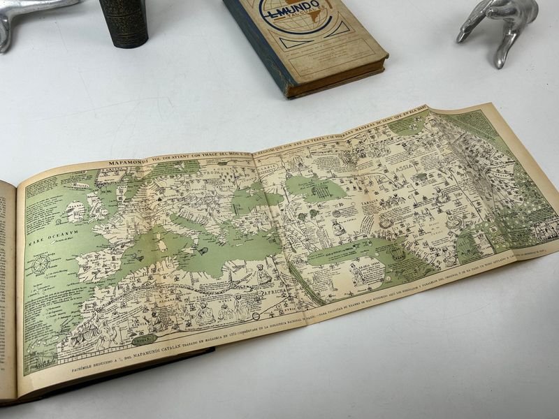 Libros de geografía y historia antiguos con escultura de mano de plata - imagen 9