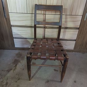 Lote siguiente: Silla Antigua con Asiento de Cuero Trenzado