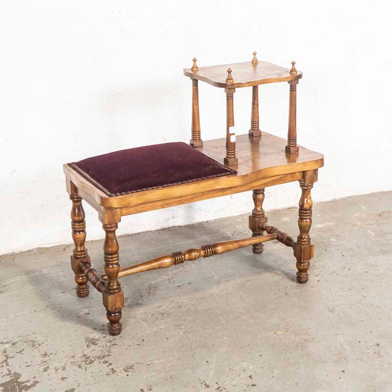Lote anterior: Mesa de trabajo con asiento tapizado en pana