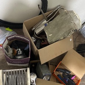 Lote anterior: Caja con Varios Artículos Domésticos y Herramientas