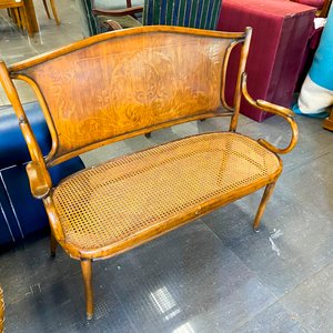 Lote anterior: Banco de madera con asiento de mimbre y detalles tallados