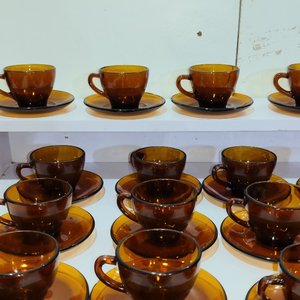 Set de 80 Pocillos con Platos en Vidrio Color Ámbar - imagen 5