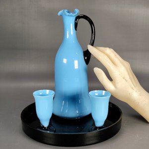 Juego de Cristalería Celeste y Negro: Botellón, 2 Copitas y Bandeja - imagen 3