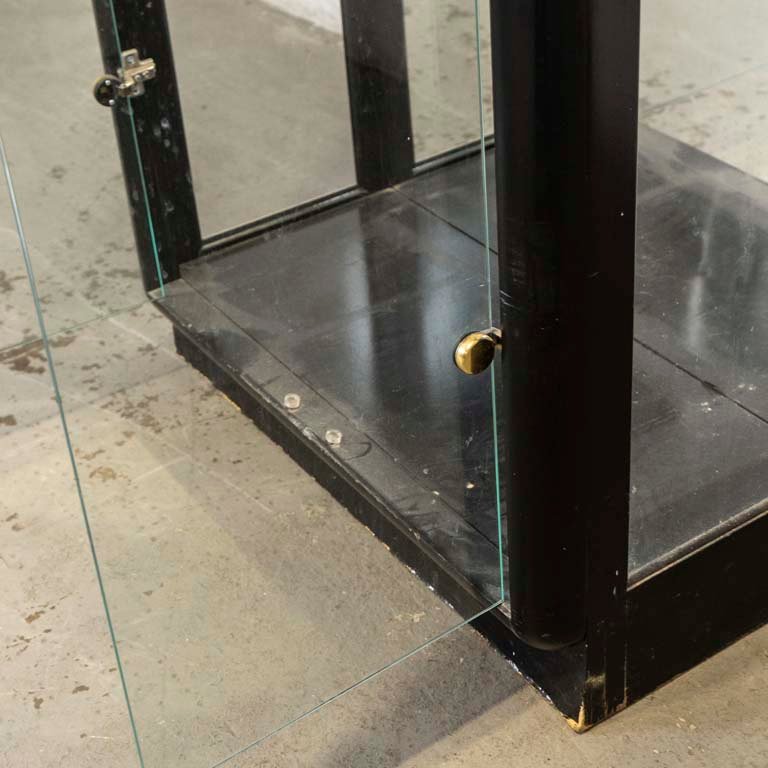 Vitrina de dos puertas y laterales de vidrio. Interior con fondo espejado, luz y SIN estantes. - imagen 3