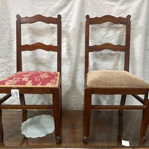 Par de Sillas de Madera con Tapizados Distintos - imagen 2