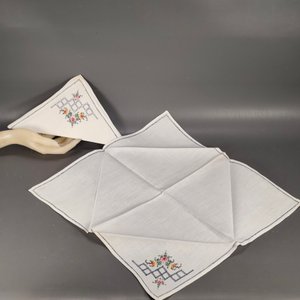 Seis Servilletas Blancas con Diseño Bordado Floral y Marco Azul - imagen 6