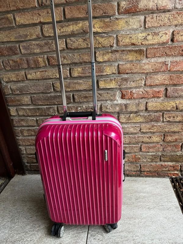 Valija Rígida Fucsia Marca Rrkadi con Cerradura de Combinación - imagen 1