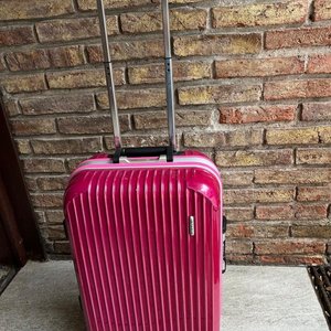 Lote siguiente: Valija Rígida Fucsia Marca Rrkadi con Cerradura de Combinación