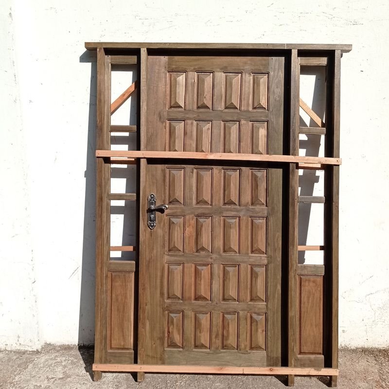 Lote siguiente: Puerta exterior en madera maciza, con marco y dos paños fijos