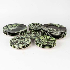 Lote siguiente: 27 Platos de loza Aleanza, diseño hojas. Un plato grande con cascadura. Medidas: 30 cm