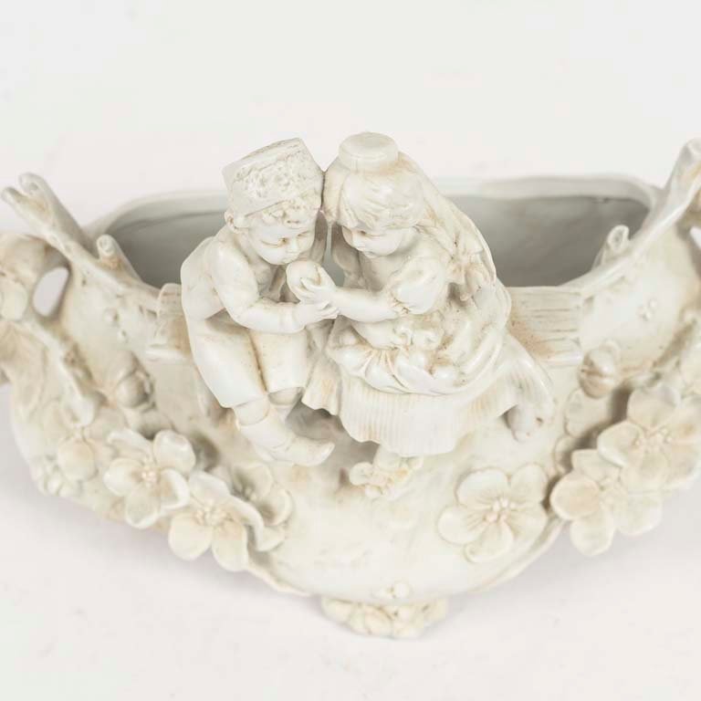 Jardinera de porcelana Biscuit alemana con grupo niños - imagen 2