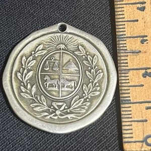 Lote siguiente: Medalla Antigua General Artigas y Escudo Nacional