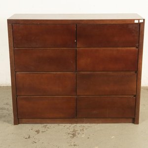 Lote siguiente: Cómoda Alta de Ocho Cajones en Madera Compensada