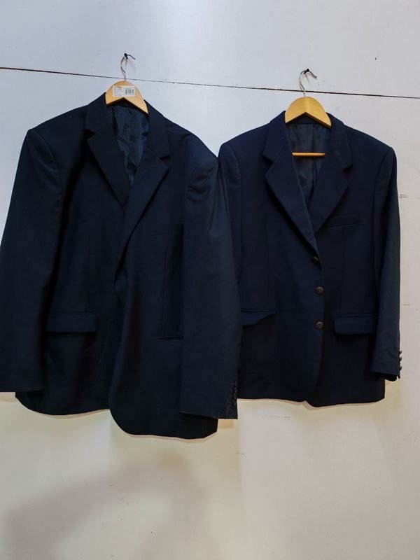 Lote siguiente: Dos Sacos de Vestir para Caballero Talle 60