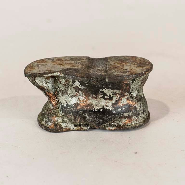 Lote siguiente: Tapa de metal con corrosión y patina verde