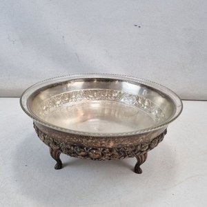 Lote siguiente: Fuente de Vidrio con Soporte Metálico Plateado Ornamental