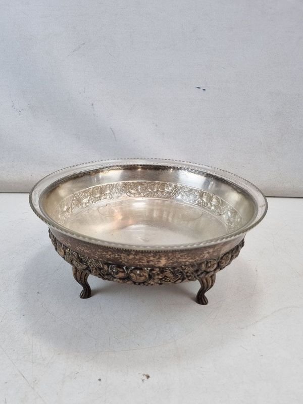 Fuente de Vidrio con Soporte Metálico Plateado Ornamental