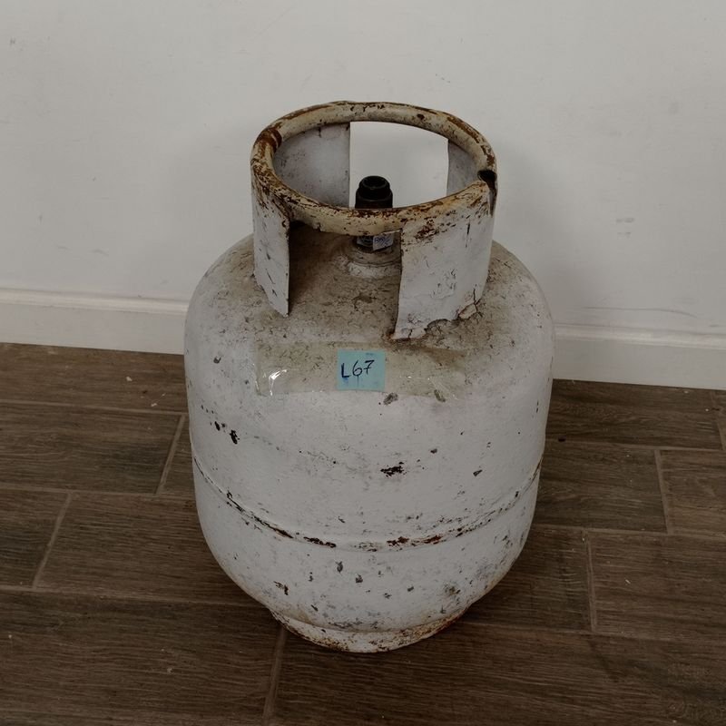 Lote siguiente: Garrafa de metal blanco en mal estado