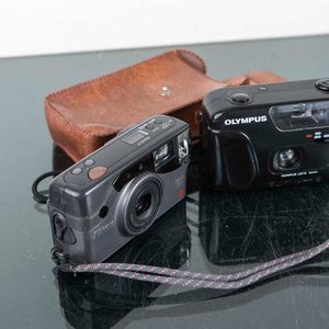 Lote de Tres Cámaras Fotográficas: Nikon, Fujifilm y Olympus con Estuche - imagen 2