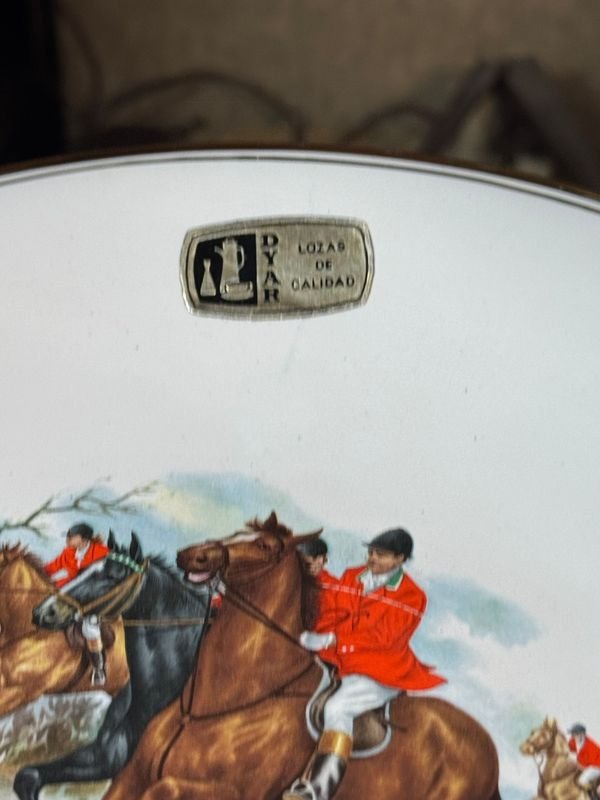 Juego en loza motivo cacería. Jarra, 6 vasos y centro con pié. - imagen 6