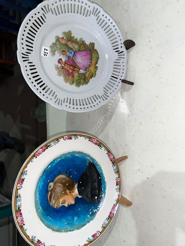 Dos Platos Decorativos Sellados con Soporte