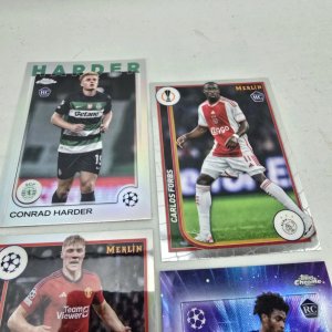 Lote de 4 Tarjetas de Fútbol Topps y Merlin: Mbappé, Hojlund, Harder, Forbs - imagen 2