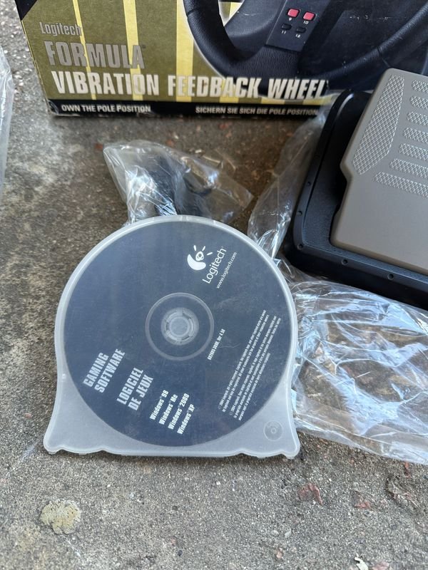 Volante Logitech para PC en caja y PEDALES - imagen 5