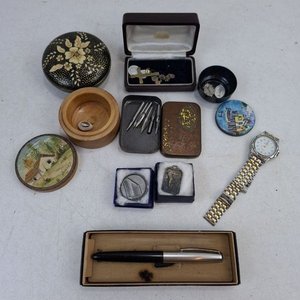 Lote anterior: Lote de Objetos Varios: Reloj, Lapicera, Cajas, Latas, Medallas y Adornos