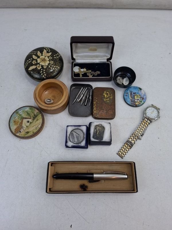 Lote de Objetos Varios: Reloj, Lapicera, Cajas, Latas, Medallas y Adornos