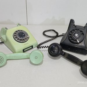 Lote de 2 teléfonos antiguos de mesa con disco giratorio: uno verde y uno negro - imagen 4