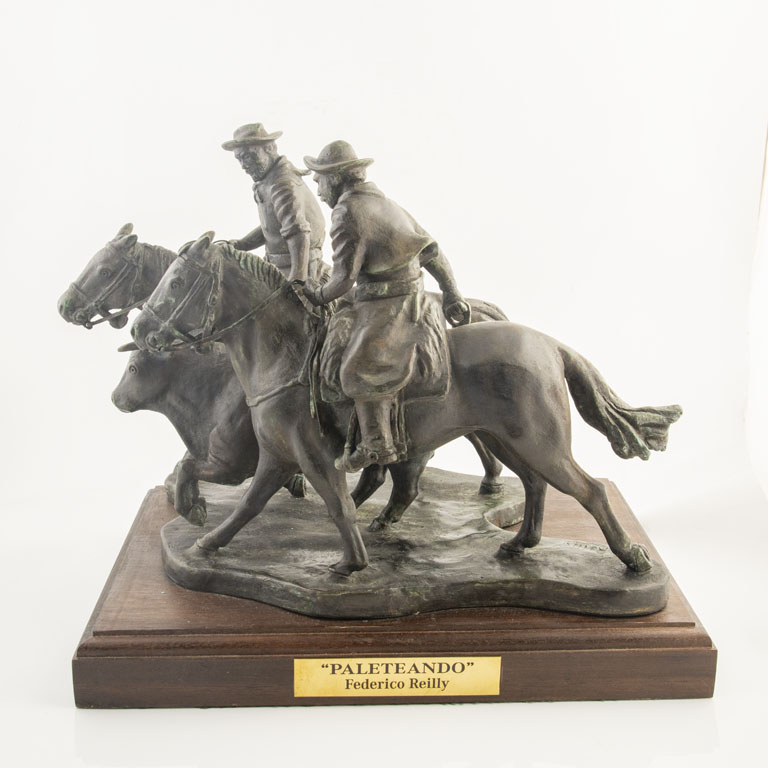 Escultura de Bronce Federico Reilly: Paleteando